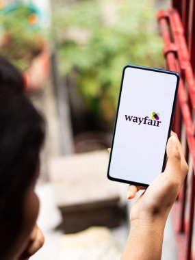 Assam, Hindistan - 18 Mayıs 2021: Telefon ekranında Wayfair logosu.