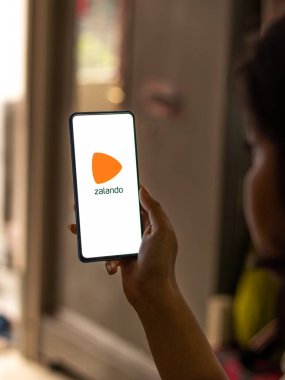Assam, Hindistan - 18 Mayıs 2021: Telefon ekranında Zalando logosu.