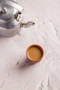 Çay yapmak için cam bardaklarda Hint çayı, metal çaydanlık ve diğer masallar.. 