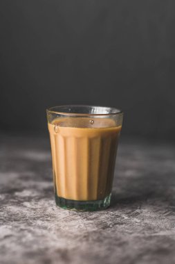 Çay yapmak için cam bardaklarda Hint çayı, metal çaydanlık ve diğer masallar.. 