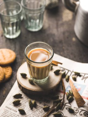 Çay yapmak için cam bardaklarda Hint çayı, metal çaydanlık ve diğer masallar.. 