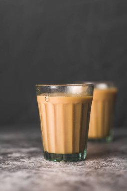 Çay yapmak için cam bardaklarda Hint çayı, metal çaydanlık ve diğer masallar.. 