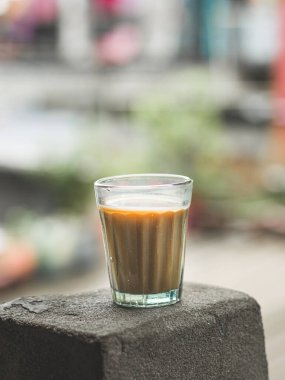 Çay yapmak için cam bardaklarda Hint çayı, metal çaydanlık ve diğer masallar.. 