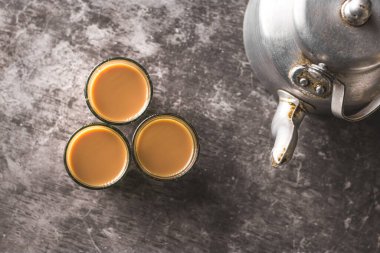 Çay yapmak için cam bardaklarda Hint çayı, metal çaydanlık ve diğer masallar.. 
