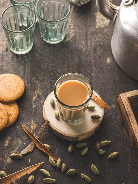 Indian Chai Szklanych Filiżanek Metalowym Czajnikiem Innych Masali Herbaty — Zdjęcie stockowe