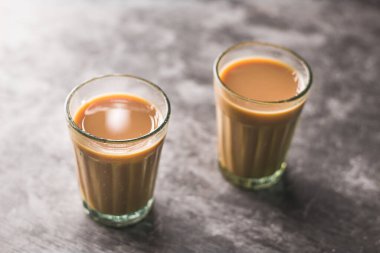 Çay yapmak için cam bardaklarda Hint çayı, metal çaydanlık ve diğer masallar.. 