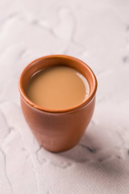 Çay yapmak için cam bardaklarda Hint çayı, metal çaydanlık ve diğer masallar.. 