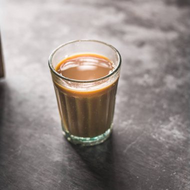 Çay yapmak için cam bardaklarda Hint çayı, metal çaydanlık ve diğer masallar.. 