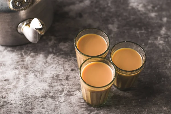 Indischer Chai Glasbechern Mit Wasserkocher Und Anderen Masalas Zur Zubereitung — Stockfoto