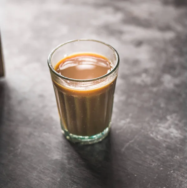 Indický Chai Skleněných Pohárcích Kovovou Konvice Další Masaly Aby Čaj — Stock fotografie