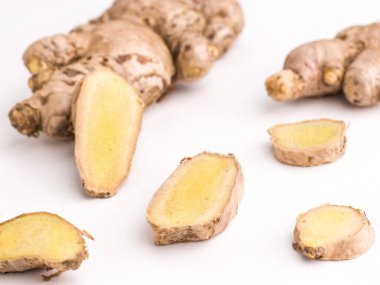 Ginger beyaz arkaplanda görüntüler izole etti.