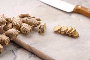 Ginger beyaz arkaplanda görüntüler izole etti.