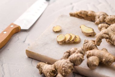 Ginger beyaz arkaplanda görüntüler izole etti.