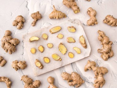 Ginger beyaz arkaplanda görüntüler izole etti.