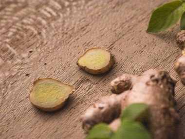 Ginger beyaz arkaplanda görüntüler izole etti.