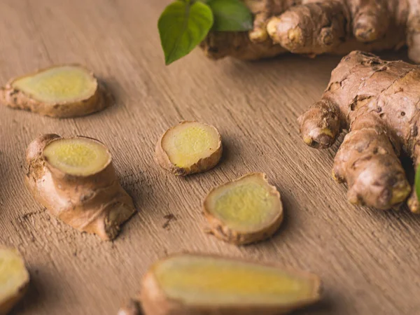 Ginger beyaz arkaplanda görüntüler izole etti.