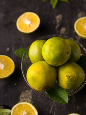 Taze Portakallar beyaz arkaplan ile izole edilmiş stok görüntüsü.