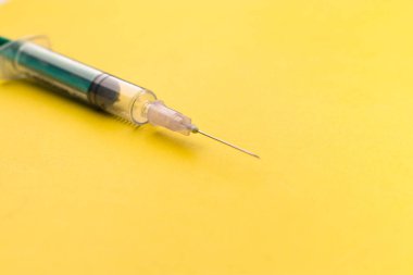 Plastik Şırınga doku arka planında izole edilmiş stok görüntüsü.