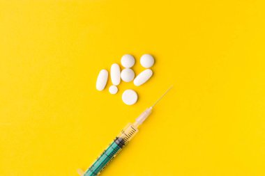 Dokulu arkaplan görüntüsü üzerine ilaç haplı şırınga.