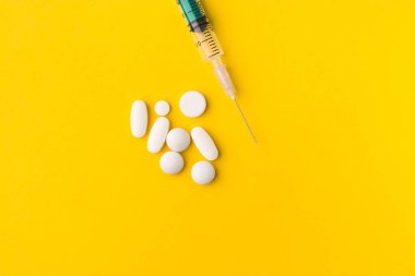 Dokulu arkaplan görüntüsü üzerine ilaç haplı şırınga.