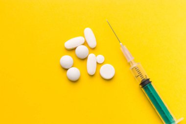 Dokulu arkaplan görüntüsü üzerine ilaç haplı şırınga.