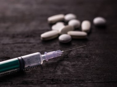 Dokulu arkaplan görüntüsü üzerine ilaç haplı şırınga.