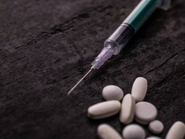 Dokulu arkaplan görüntüsü üzerine ilaç haplı şırınga.