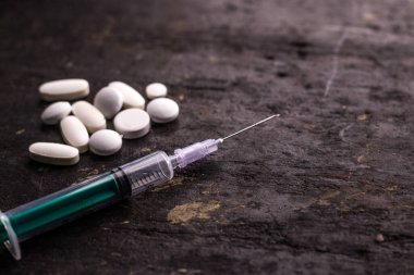 Dokulu arkaplan görüntüsü üzerine ilaç haplı şırınga.