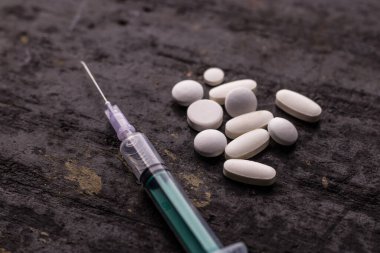 Dokulu arkaplan görüntüsü üzerine ilaç haplı şırınga.