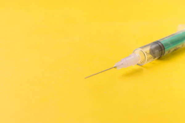 텍스처 배경에 플라스틱 Syringe — 스톡 사진