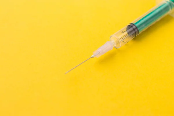 텍스처 배경에 플라스틱 Syringe — 스톡 사진