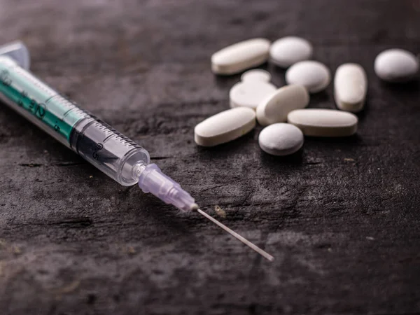 Dokulu arkaplan görüntüsü üzerine ilaç haplı şırınga.