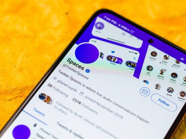 Assam, Hindistan - 14 Mayıs 2021: Telefon ekranı görüntüsünde Twitter Uzay logosu.
