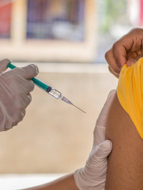 Hastaya her yıl grip aşısı yapılıyor. Konsept hastalığı, salgın, sağlık hizmetleri gibi sağlık sorunları nedeniyle Sağlık Bakanlığı tarafından 19 ya da Corona virüsü her yıl salgına uğruyor..