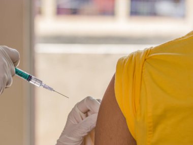 Hastaya her yıl grip aşısı yapılıyor. Konsept hastalığı, salgın, sağlık hizmetleri gibi sağlık sorunları nedeniyle Sağlık Bakanlığı tarafından 19 ya da Corona virüsü her yıl salgına uğruyor..