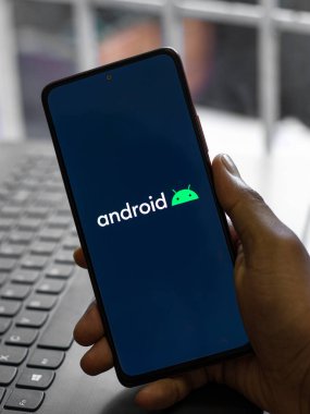 Assam, Hindistan - 29 Mayıs 2021: Telefon ekranında Android logosu.