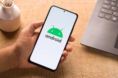 Assam, Hindistan - 29 Mayıs 2021: Telefon ekranında Android logosu.
