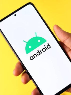 Assam, Hindistan - 29 Mayıs 2021: Telefon ekranında Android logosu.