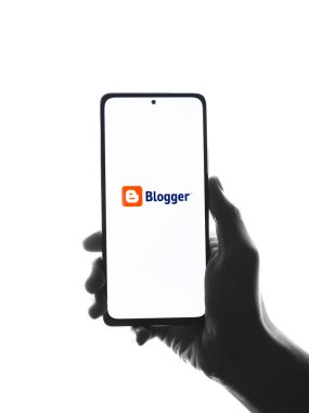 Assam, Hindistan - 29 Mayıs 2021: Telefon ekranında blog logosu.