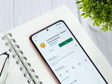 Assam, Hindistan - 29 Mayıs 2021: Telefon ekranındaki tuhaf akış logosu.