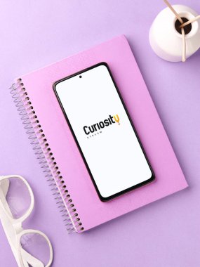 Assam, Hindistan - 29 Mayıs 2021: Telefon ekranındaki tuhaf akış logosu.