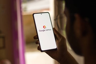Assam, Hindistan - 29 Mayıs 2021: Telefon ekranındaki AdMob logosu.