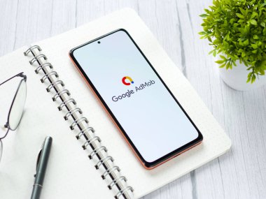 Assam, Hindistan - 29 Mayıs 2021: Telefon ekranındaki AdMob logosu.