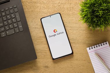 Assam, Hindistan - 29 Mayıs 2021: Telefon ekranındaki AdMob logosu.