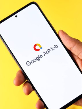 Assam, Hindistan - 29 Mayıs 2021: Telefon ekranındaki AdMob logosu.
