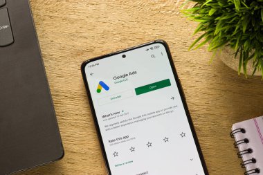 Assam, Hindistan - 31 Ocak 2021: Telefon ekranı görüntüsünde Google Reklamları logosu.
