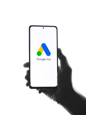 Assam, Hindistan - 31 Ocak 2021: Telefon ekranı görüntüsünde Google Reklamları logosu.