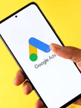 Assam, Hindistan - 31 Ocak 2021: Telefon ekranı görüntüsünde Google Reklamları logosu.