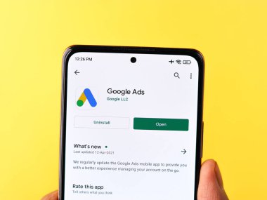 Assam, Hindistan - 31 Ocak 2021: Telefon ekranı görüntüsünde Google Reklamları logosu.