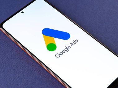 Assam, Hindistan - 31 Ocak 2021: Telefon ekranı görüntüsünde Google Reklamları logosu.